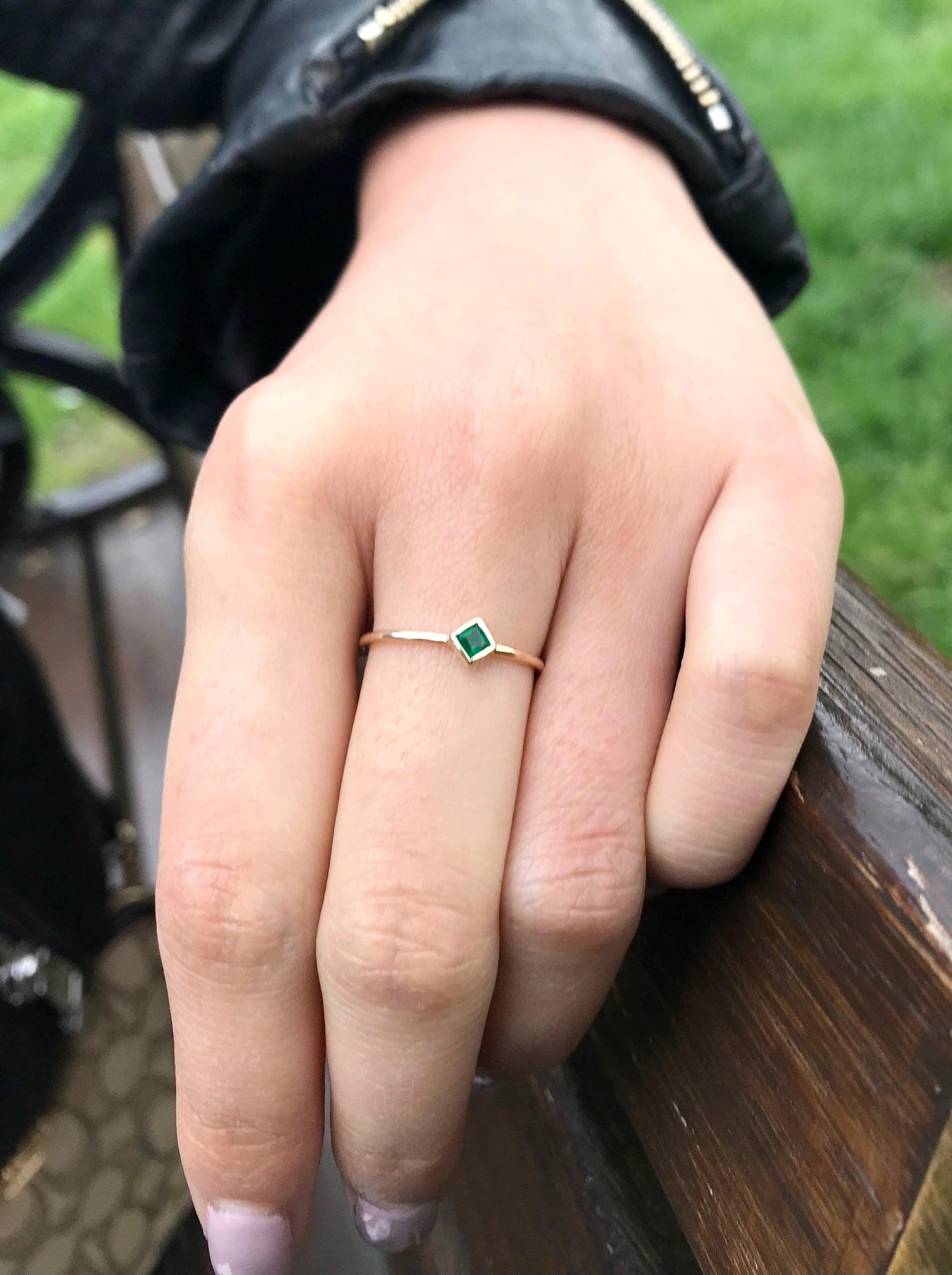 Stunner Emerald Ring - 9ct Gold