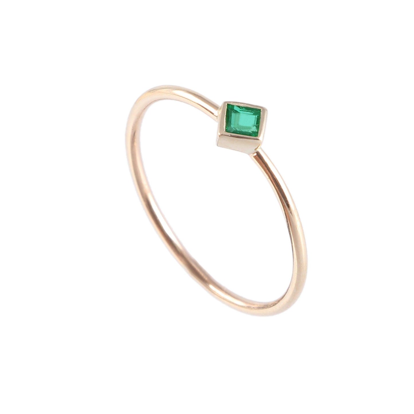Stunner Emerald Ring - 9ct Gold