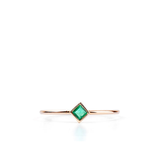Stunner Emerald Ring - 9ct Gold